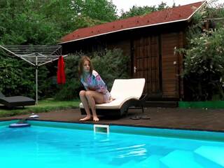 Угорська крихітна худенька seductress hermione оголена в басейн