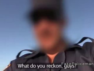 Fejka cop med enormt peter fucks sötnos på den strand