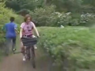 Japońskie młody płeć żeńska masturbated podczas ujeżdżanie za specially modified xxx film film bike!