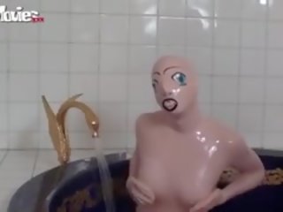 Tanja nimmt ein bad im sie latex erwachsene klammer puppe kostüm