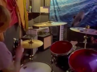Felicity feline drumming في لها lockout