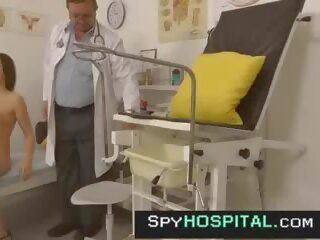 Aangenaam achttien checked door oud gyno surgeon verborgen camera