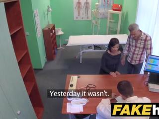 Falso hospital checa medic se corre encima libidinous infiel esposas estrecho coño