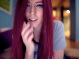 Webcam mooi roodharige jong dame met connected speelbal