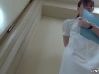 Sedusive asijské zdravotní sestra jde šílený