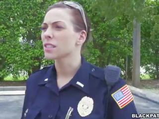 Vrouw cops trek over- zwart suspect en zuigen zijn penis
