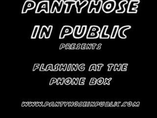 Tim prostitutë bashkëshorte në me ngjyrë geta flashes në the publike telefon kuti