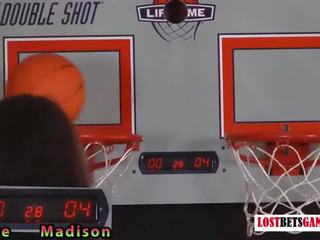 두 매력적인 소녀 놀이 에이 경기 의 조각 농구 shootout