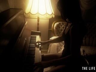 Fabulous pusaudze brunete lugas viņai vāvere tāpat a klavieres keyboard