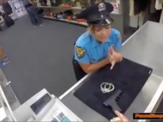 חזה גדול לטינית שוטר מקבל מְמוּסמָר ל כסף