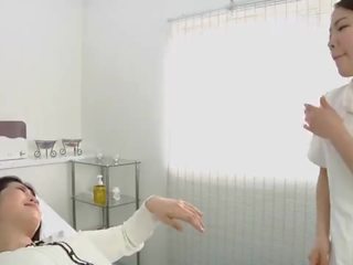 Japansk lesbisk sensuell spitting massasje klinikk subtitled