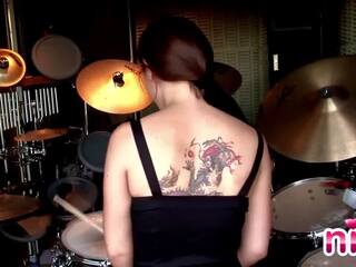 Lesbianas nina drummer desnuda