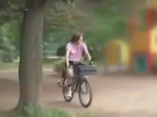 Японська дочка masturbated в той час як скаче a specially modified x номінальний кліп bike!