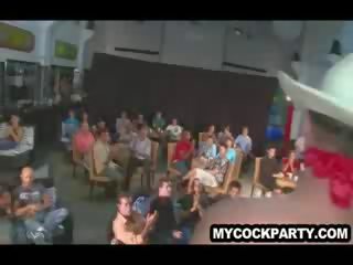 Cowboy γυμνό entertaining ένα ιδιωτικό πάρτι