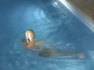 Kettő nedves encased fényes harisnyatartó kemény fel leszbikusok játszik -ban medence - nejlon maszk