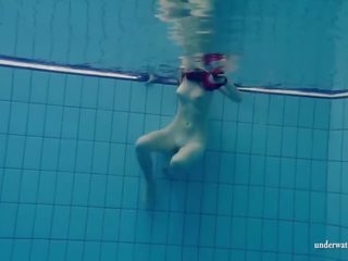 Mia deity svømming naken i den basseng