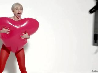 Miley Cyrus Frontal Nude And Naughty clip
