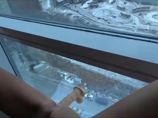 Extraordinary amatör hustru knull stor dildon på fönster ovan den falls