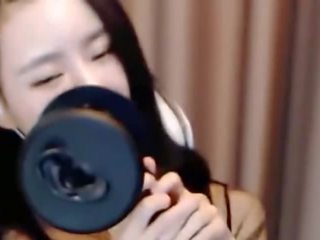 Asmr chinesa tocando uma siririca