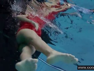 Provokatīvs brunete anna uz sarkans kleita peldēšanas