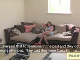 Barmfager britisk amatør pannelugg på avstøpning sofa