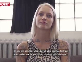 Letsdoeit - franska tatuerade terrific blondie borrade hård på den gjutning soffan