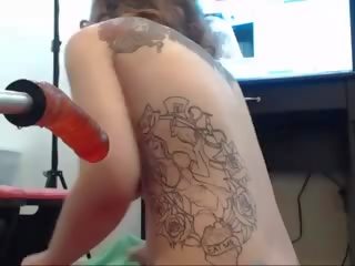 Groovy грудаста татуювання особливість є так вологий з її ебать.