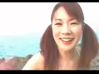 Aziatike vajzë në bikini duke të saj cica rubbed e rruar pidh st