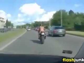 Tia ngọn xăm gà con cưỡi một xe máy
