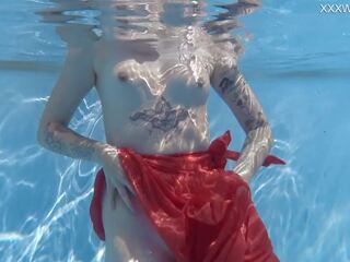स्विम्मिंग पूल उत्कृष्ट erotics साथ mimi cica कपड़े पहने ऊपर