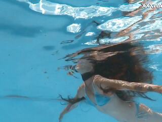 Hungary nakal gadis lana lelani swims telanjang untuk anda