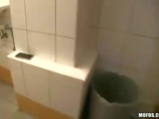 Sacanagem loira amadora railed em um quarto de banho