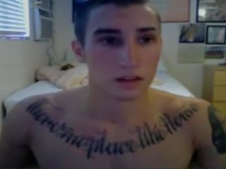 Привлекателен татуиран hunk- част 2 на gayboyscam.com