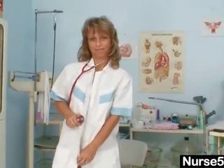 Dun milf senior verpleegster speeltjes haar poesje op gynaecologe stoel