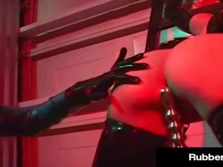 Грудаста латекс пані rubberdoll binds & pleasures її раб молодий леді k-la!