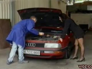 Prostitutka stunner the mechanik šroubované na the garage