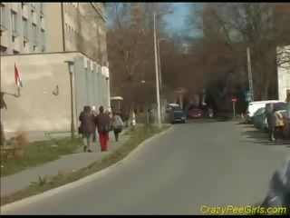 Szalony strumpet urinates w publiczne