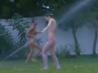 Russo teenies sport acquatici in il giardino