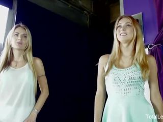 Kaksi uskomaton babes saada perverssi kanssa a blondi milf aikuinen video- movs