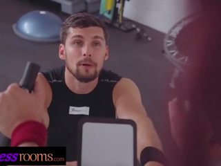 Fitnesas kambariai didelis peter asmens treneris dulkina žavingas raudonplaukiai apie exercise bike