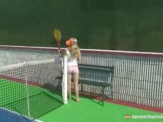 Masturbācija uz the teniss tiesa