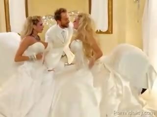 Số hai blondies với to baloons trong cô dâu dresses chia sẻ một manhood