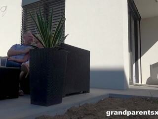 Aroused door mijn grandparents in de tuin, vies film 00