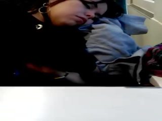 Jovem jovem fêmea a dormir fetiche em comboio espião dormida en tren